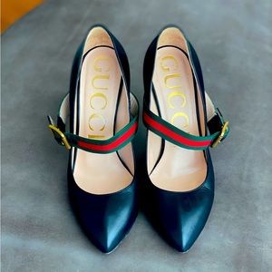 GUCCI shoes. Classic black leather pumps with green and red strap.